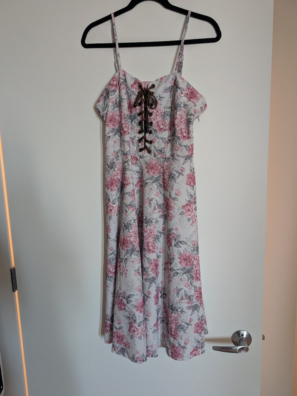 Scarlet Darkness Pink Floral Lace-Up Spaghetti Strap Midi Dress w/ Pockets - Picture 2 of 4